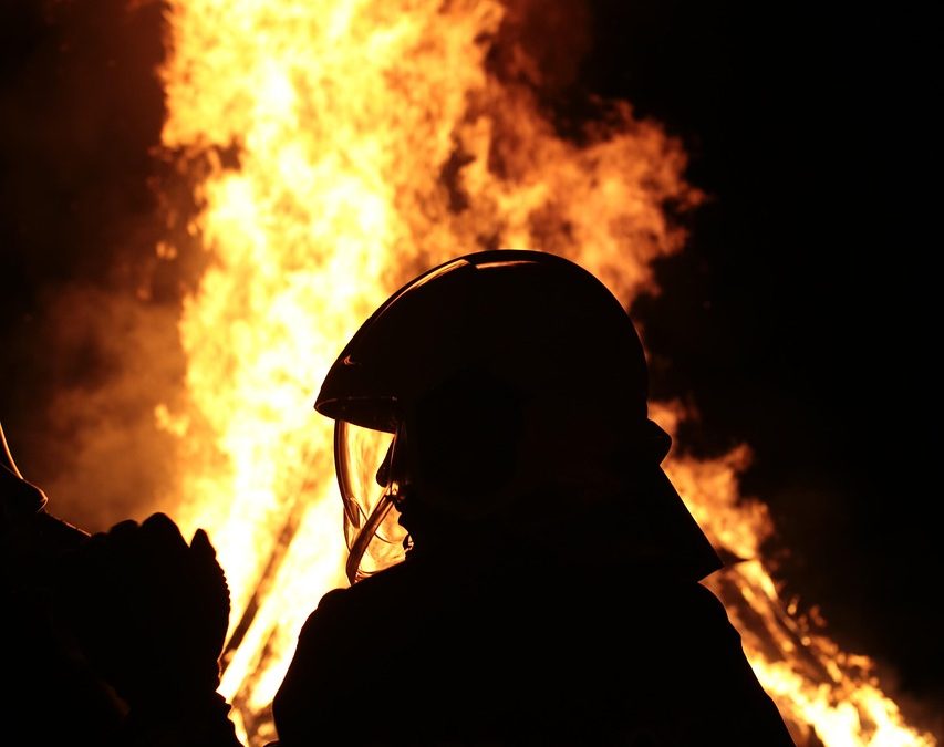 Dinas Damkar Seruyan Bersihkan Tumpahan Oli di Kantor Camat